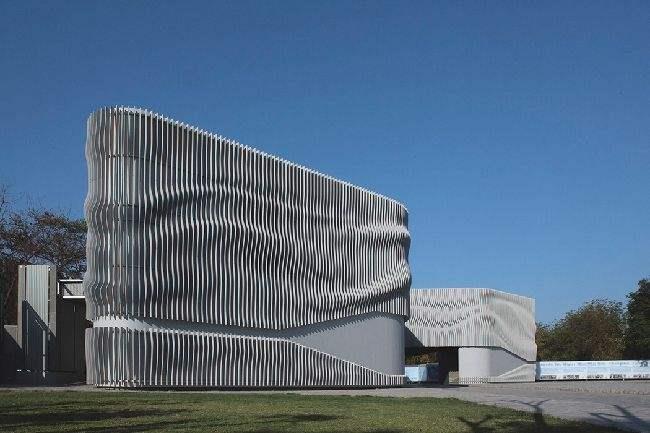 东城浅谈现代建筑采用网架结构安装的主要优势和应用